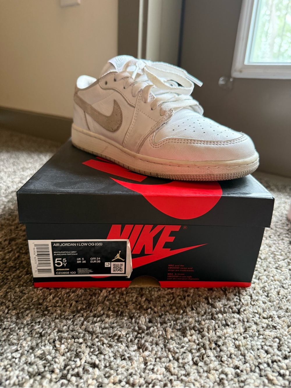 Nike Kids Low-Top Sneakers in White and Light Gray